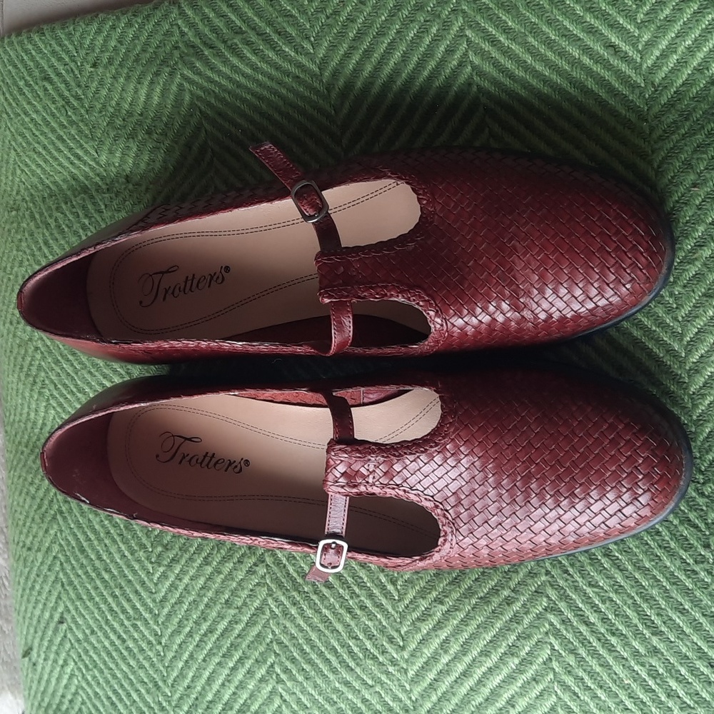 Trotters Women's Burgundy Woven Flats